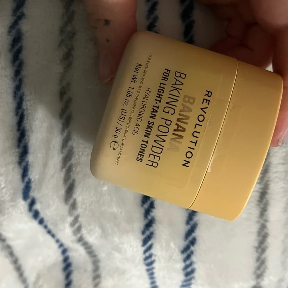 Revolution Baking Powder in Soft Yellow - Picture 4 of 4